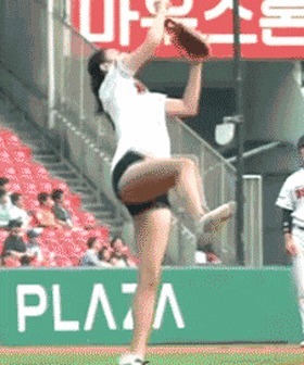 |搞笑GIF: 你们可要为我作证 是那个妹子自己撞过来的