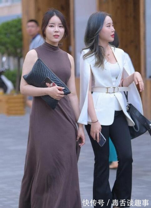 小姐姐|美女搭配灰色露肩连衣裙,美得令人惊艳,帅气时髦