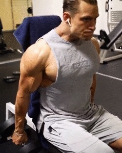 胸肌|臂围45cm，二头肌似小山包的猛汉奶爸，还自带肌肉抽筋绝活