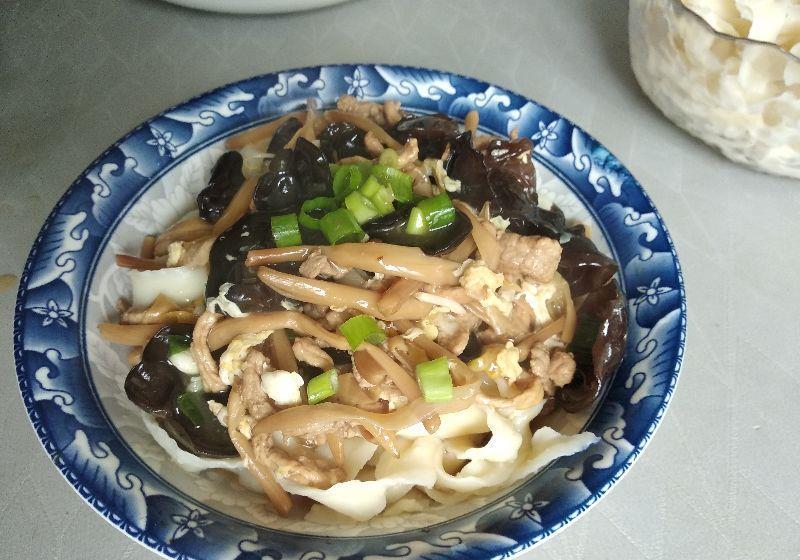 面条|明日中伏要吃面,茄子卤面做得好,咸香有味,全是小时候的味道