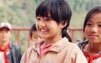 她是《变形计》最美农村姑娘,因酷似杨丞琳走红,被城市哥哥收养