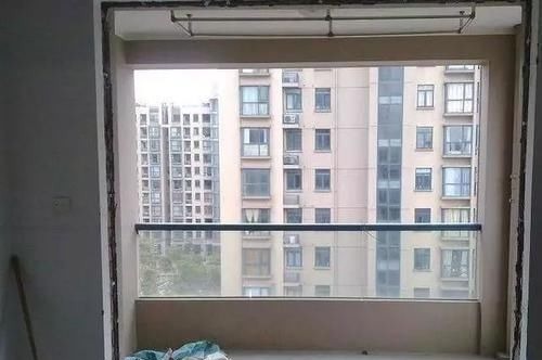 窗帘|客厅和阳台打通后,窗帘这样挂才更美观又实用!你家挂对了吗?