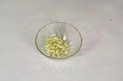 大蒜还有这用处，放一枚在花盆里，解决了大多数人的烦恼！