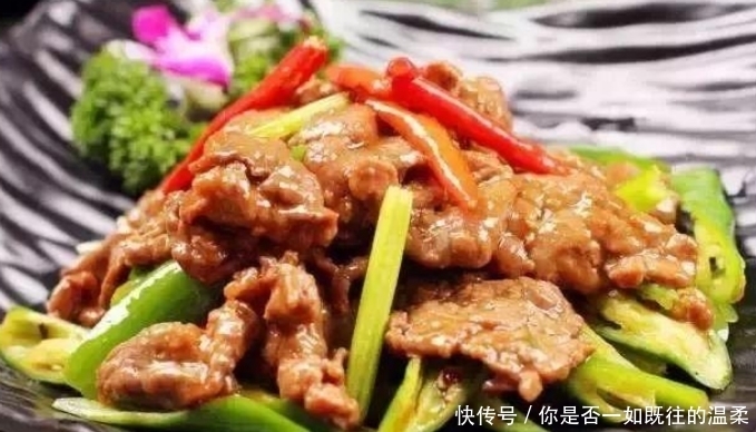 牛肉一炒就老，咬都咬不动？大厨教你正确做法，先用它“泡一泡”