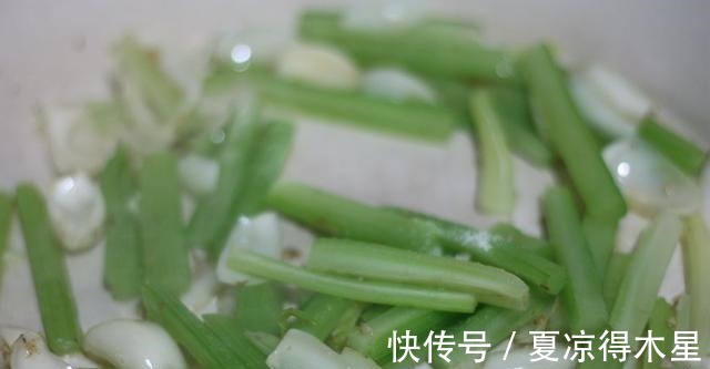 宁心安神|西芹百合炒虾仁,清脆爽口又有营养,快来品尝它的美味吧!