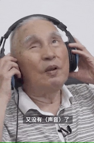 盲人爷爷牵手老伴每天打卡图书馆,我羡慕了……