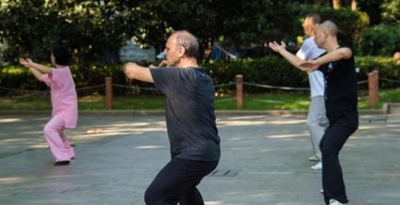 上了年纪骨质疏松，几种食物一天吃一点，强筋骨比钙片还补钙