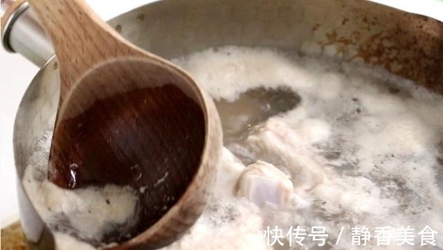 红烧排骨年糕做法,炒糖色有窍门,色泽诱人超入味