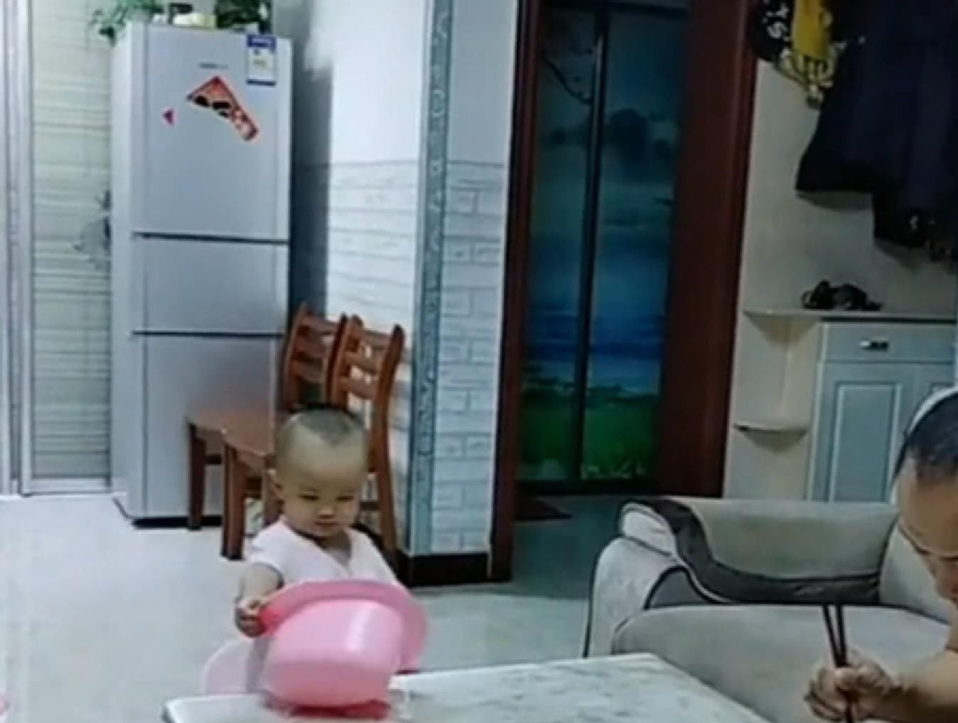 便盆|爸爸给宝宝买了个坐便器,宝宝高兴起来就如此做,爸爸直接笑喷了