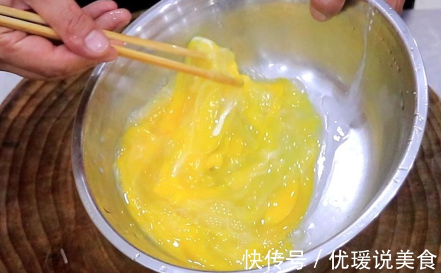 这才是线椒炒鸡蛋的正确做法,鸡蛋全部裹在线椒上,比饭店还鲜嫩