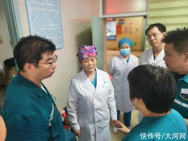 患儿|河南防汛救灾的医疗力量丨郑州64岁老专家涉水转运15名急危重症患儿