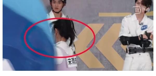 被大球砸到牙疼,宋雨琦卻慌張撫摸下巴,看清下巴形狀我明白了