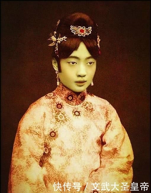 清朝|清朝人物老照片，看溥仪和婉容的感情，少时单纯顽皮气氛和谐！