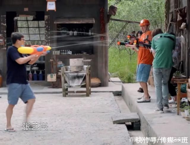 向往生活|《向往生活》名场面，极限男人帮聚头，张艺兴被水枪打得睁不开眼