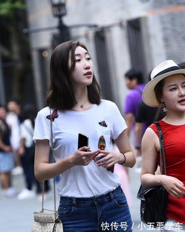 牛仔打底裤 时尚牛仔打底裤搭配白色上衣,时尚百搭,真正的减龄显高!