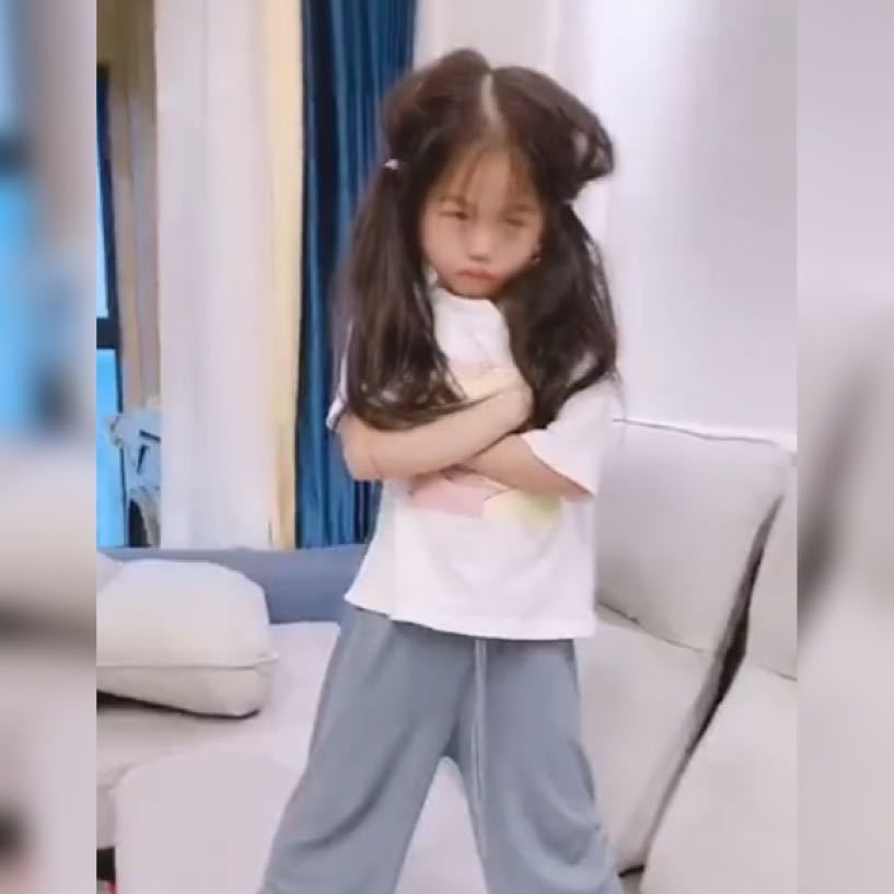 弟弟|姐弟俩使出吃奶的劲儿打架火了,网友从小就知道姐姐的致命伤!