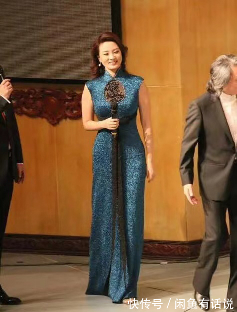 水墨感|刘芳菲气质真出色,穿“中国红”旗袍优雅大气,尽显东方女人韵味