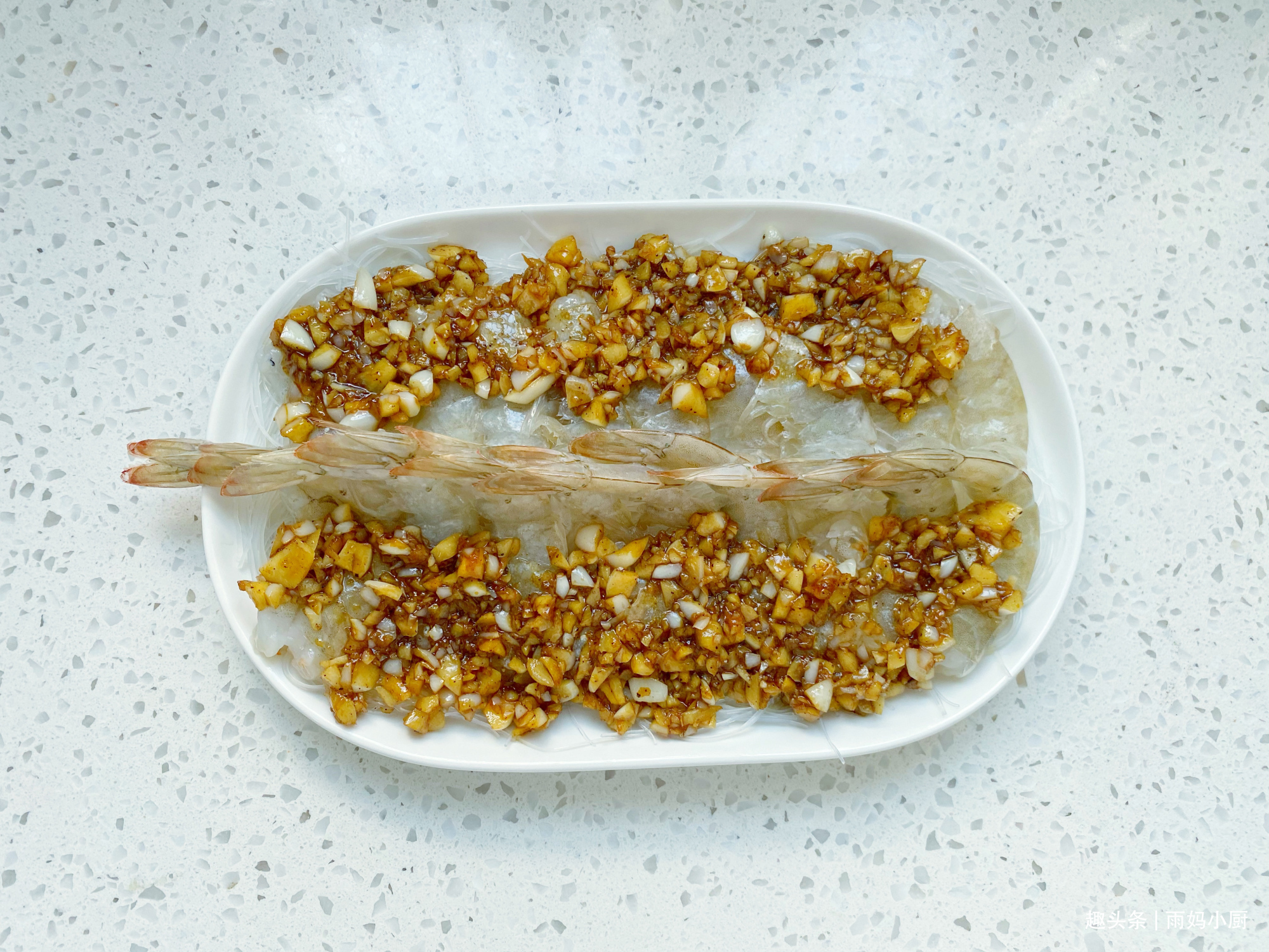 蒜蓉粉丝蒸虾,粉丝不要焯水记住1招,虾肉鲜嫩粉丝入味又好