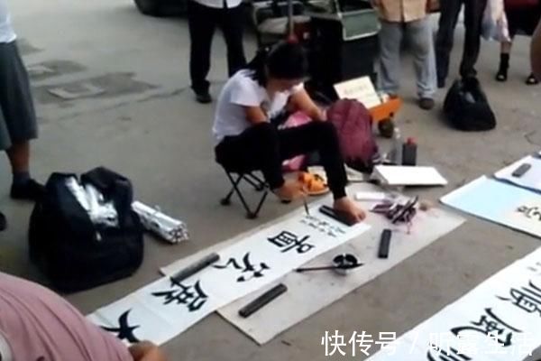 欧楷#一位没有双手美女的“地摊书法”，用脚写欧楷榜书，用笔险绝精到