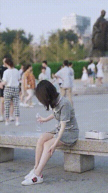 小姐姐 小姑娘这是专门给你量身定做的旗袍吧,看起来果然合适,哈哈!