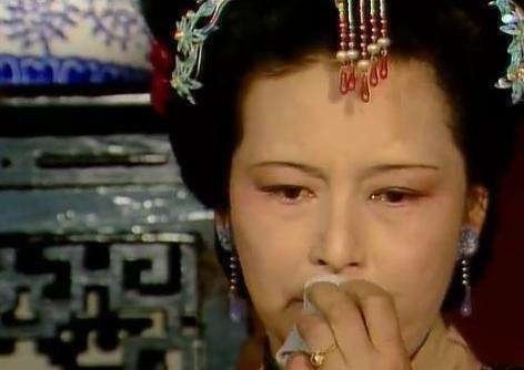 宝玉!红楼梦:众目睽睽之下,金钏儿为何让宝玉吃她嘴唇上的胭脂?