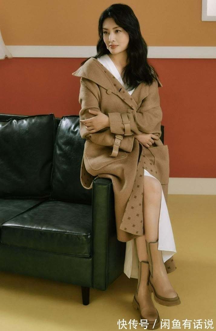 穿搭|周涛穿上了“秋天的第一件大衣”,配同色马丁靴好显贵,太值得学