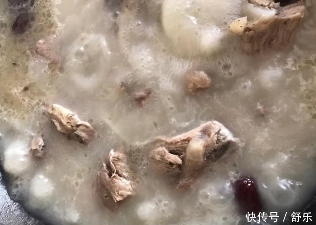 面馆骨头汤里加了什么喝起来特别香浓,多方打听,我才知道原因