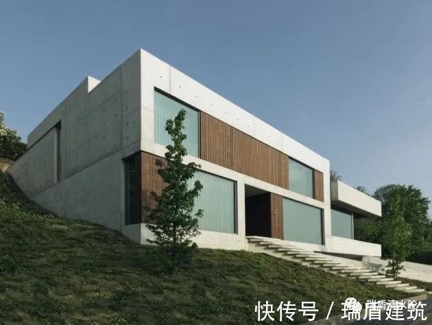 清水混凝土打造出的22°别墅