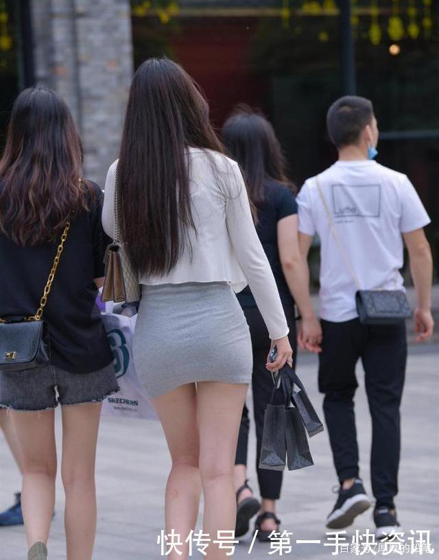 生来说|浅灰吊带紧身裙,配针织衫显瘦显高,纯净可爱,更显胖美