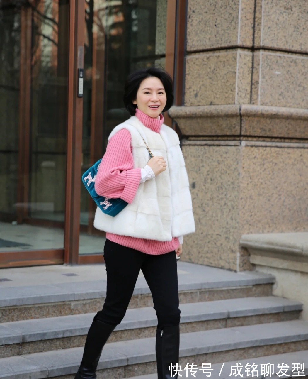 女人|这才是五十岁的女人最美的装扮!简单随意高级,优雅时尚又显气质