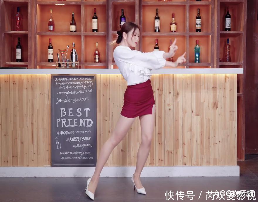 区里|B站舞蹈区阿姨搞出花操作，90后的经典回忆？但装束太紧了