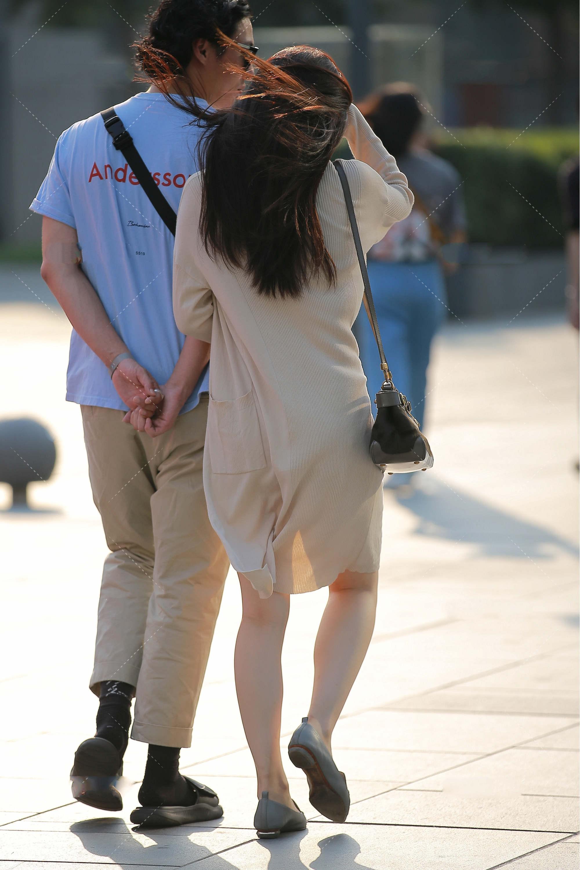 温柔的杏色针织裙, 优雅又成熟, 十分时髦