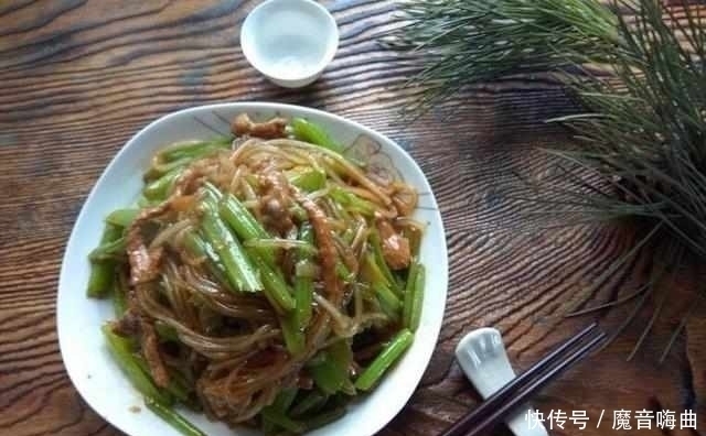 芹菜里加上这两样东西，无比下饭的家常菜，好吃到爆
