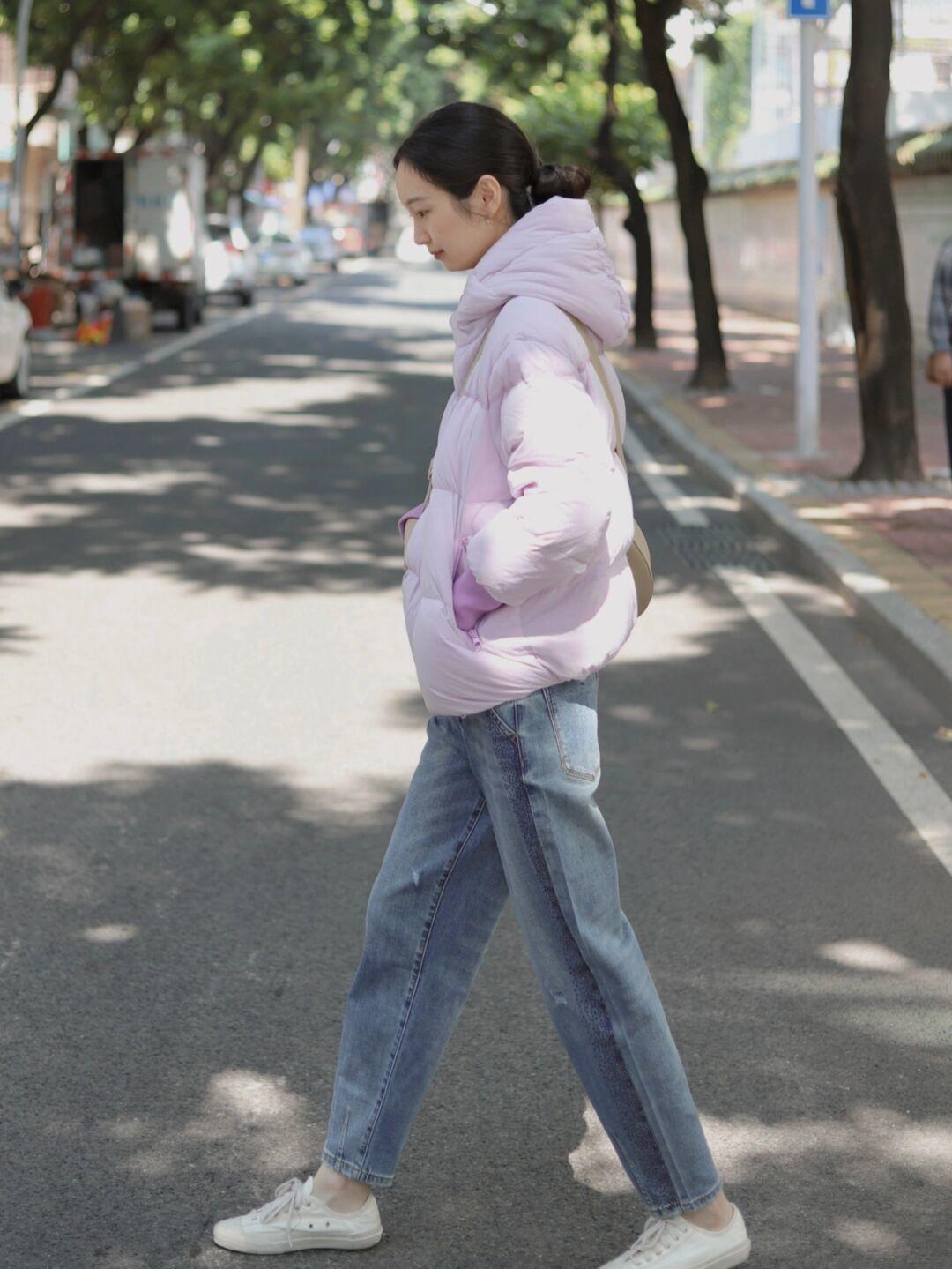牛仔裤 普通女生也能够穿出时尚感,浅紫色短款羽绒服+怀旧感牛仔裤,干净又整洁!