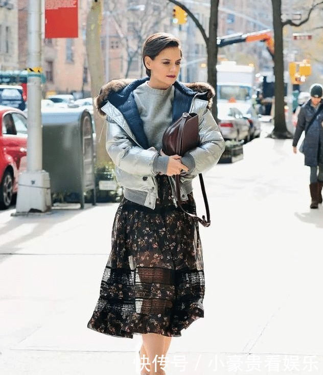 今年冬天的最百搭奖,我颁给“羽绒服+半身裙”,谁穿谁美