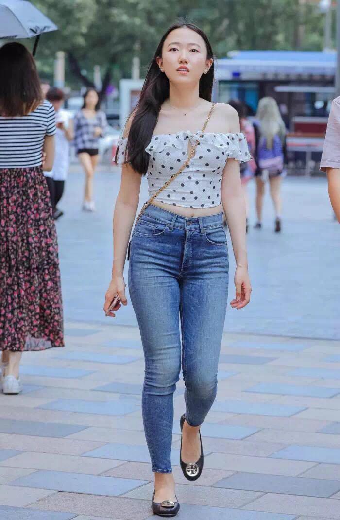 街拍小姐姐颜值不算高,一字肩牛仔裤穿搭也很迷人