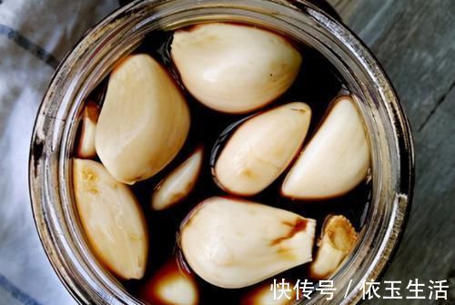 腌腊八蒜,别只会放醋,多加1个技巧,2天就变绿,香又脆还解腻