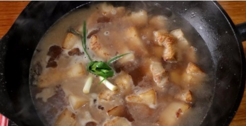 这样烧红烧肉好吃,小火慢炖是窍门,吃起来肥而不腻,入口即化