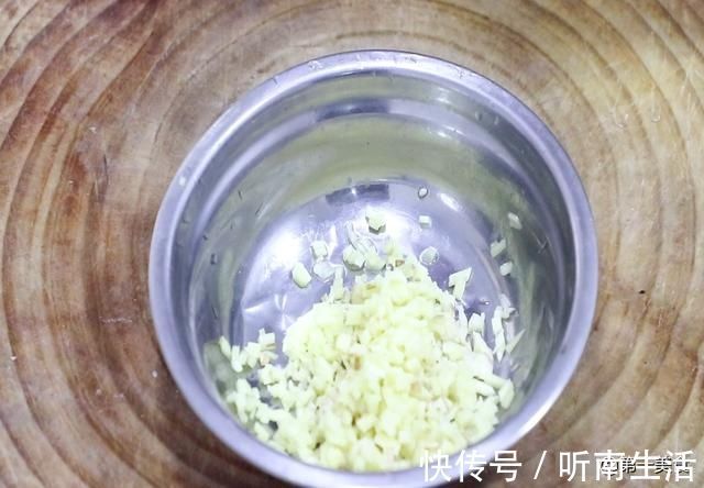 入味|豆腐怎样煎不粘锅，用这2个小技巧，豆腐金黄又嫩，汤汁浓郁入味
