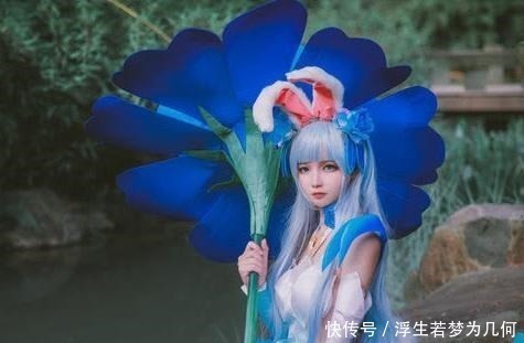 小姐姐|美女深山cos公孙离, 以为四周无人, 叉腿坐石礁上, 画面太美！