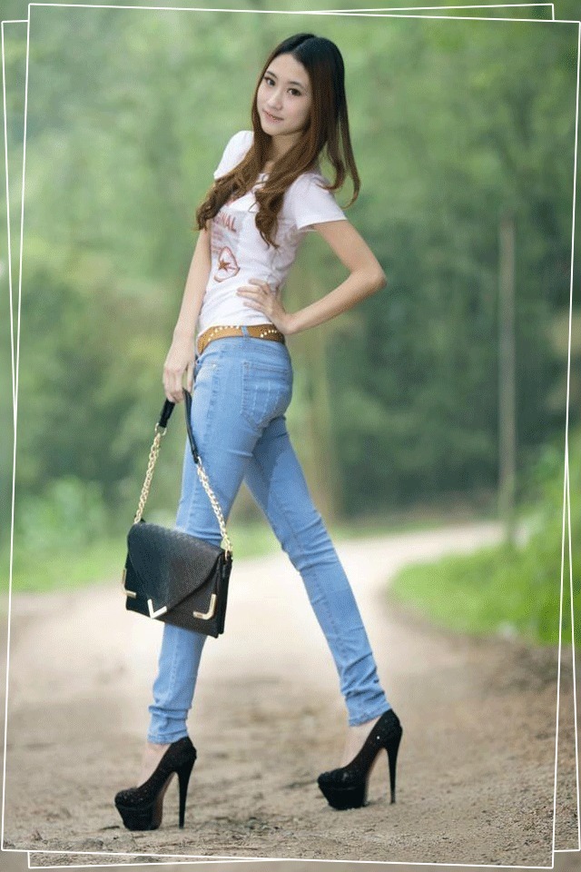 干练 牛仔裤搭配显得精致又颇为干练,让女性提升整体的曲线