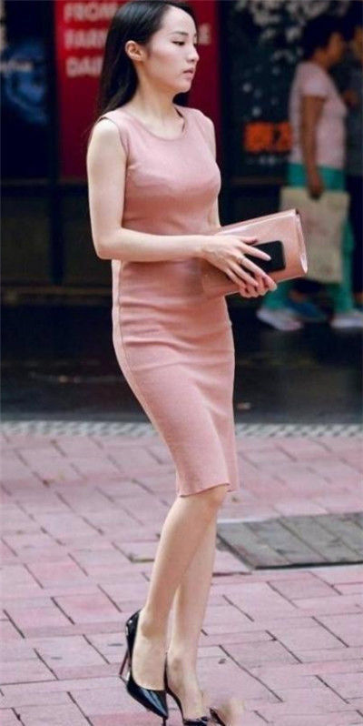 街拍身材出众傲人的小美女,容颜清秀甜美,好美