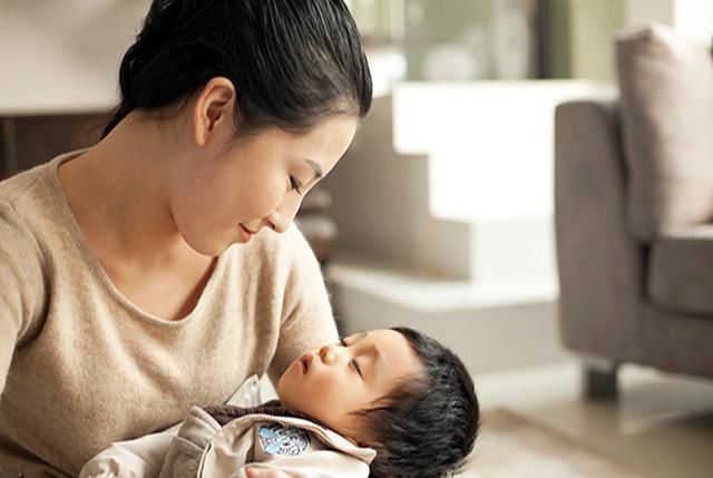 月龄|新生儿骨骼柔软，不同月龄抱法不同，家长抱姿不正确是大忌