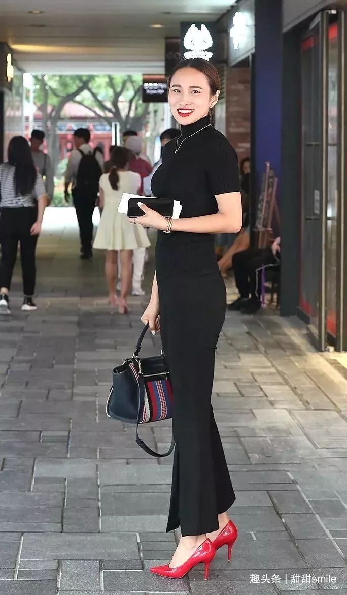 美女脚上搭配上一双尖头高跟鞋,方扣修饰显得更加的精致与美丽