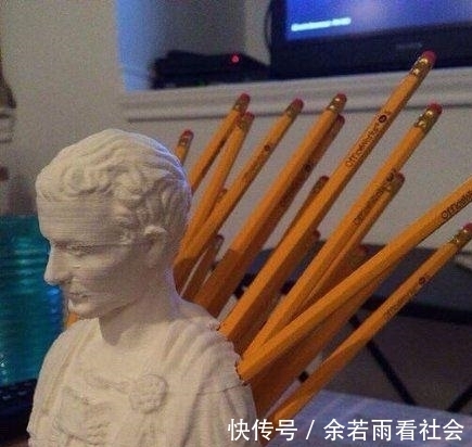 |幽默笑话:上个月不是刚给她买了一辆奥迪吗……