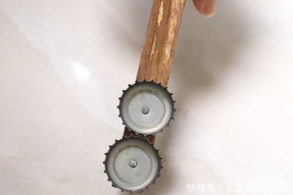 啤酒瓶盖变废为宝|在木棍上钉2个啤酒瓶盖,没想到还有这个妙用,学会受用一生!