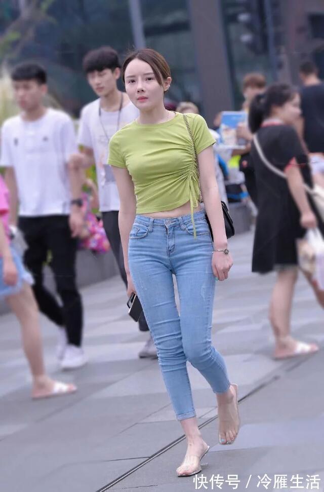 利落得体|街拍巧搭牛仔裤,让造型远离路人感,显得时尚大方又靓丽