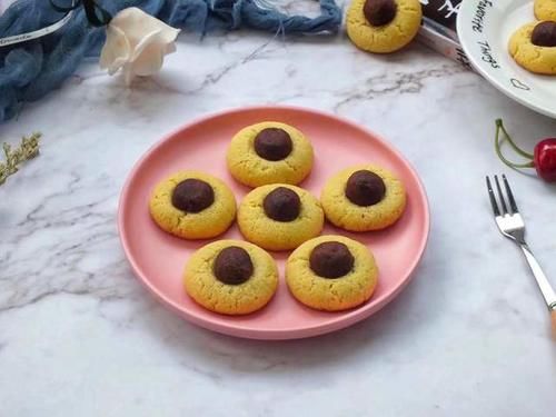 香甜酥脆的红豆沙小酥饼,口感香甜掉渣,孩子一口气可以吃3个