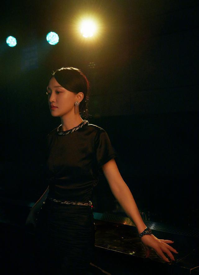 不老女神|周迅的身材让人自卑, 小黑裙也能穿出大姐大气场, “漫画腿”抢镜