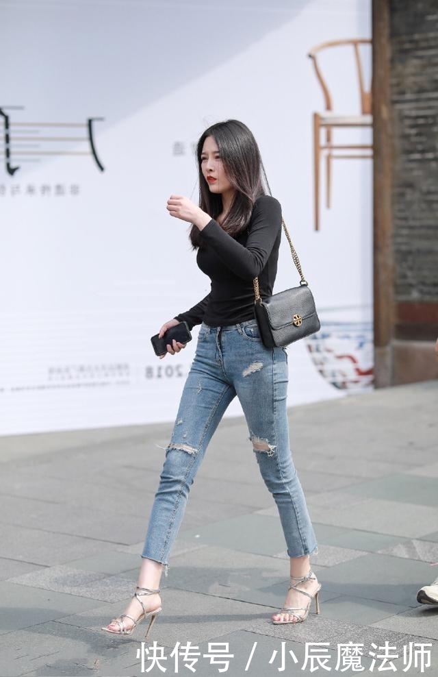 路人街拍,小姐姐选择了清纯的白色,显得时髦又好看